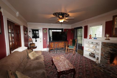 728 E Laguna Laton Ca 93242