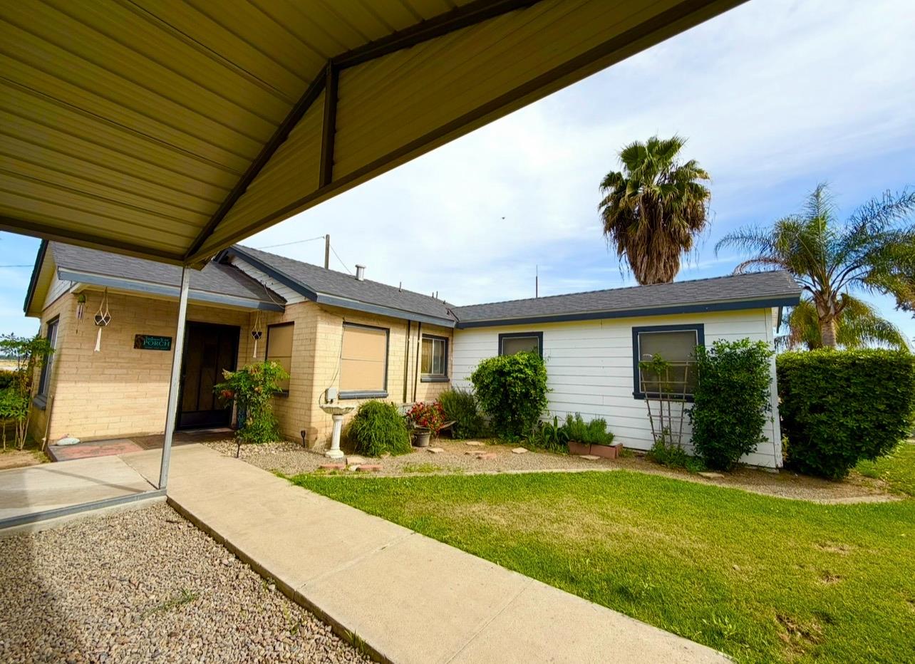 713 E Laguna Ave, Laton, CA 93242