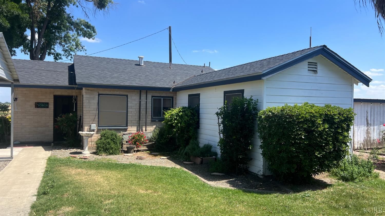 713 E Laguna Ave, Laton, CA 93242