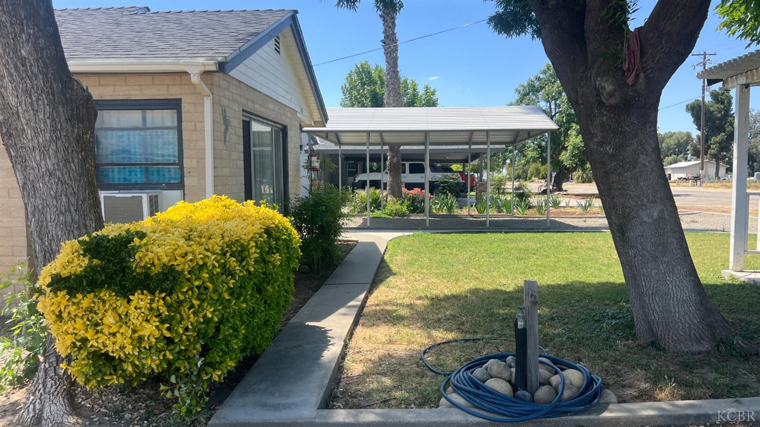 713 E Laguna Ave, Laton, CA 93242