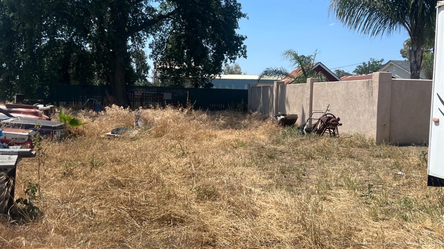 713 E Laguna Ave, Laton, CA 93242