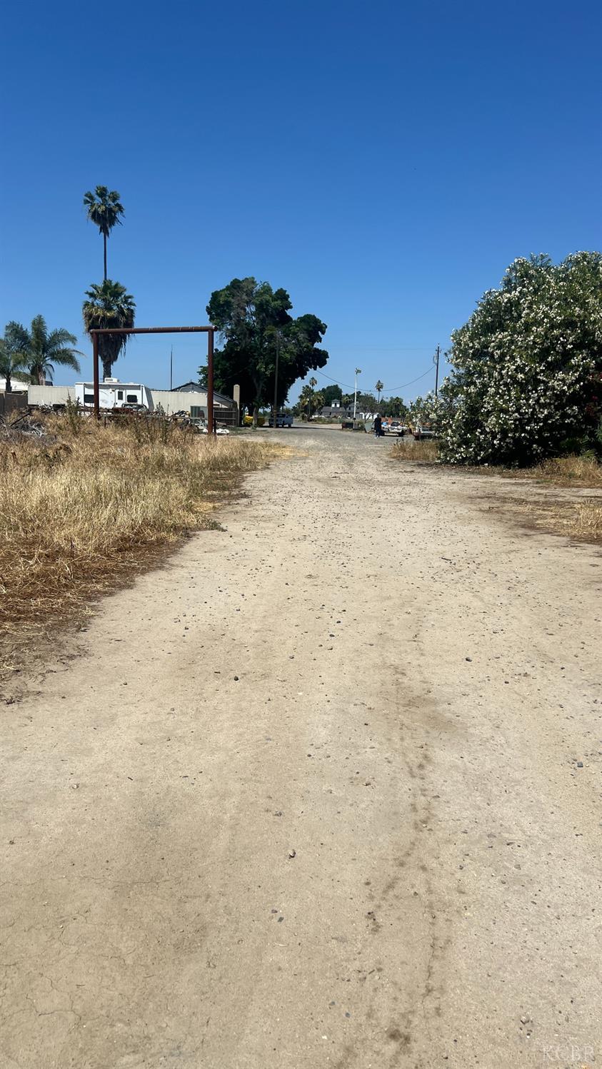 713 E Laguna Ave, Laton, CA 93242