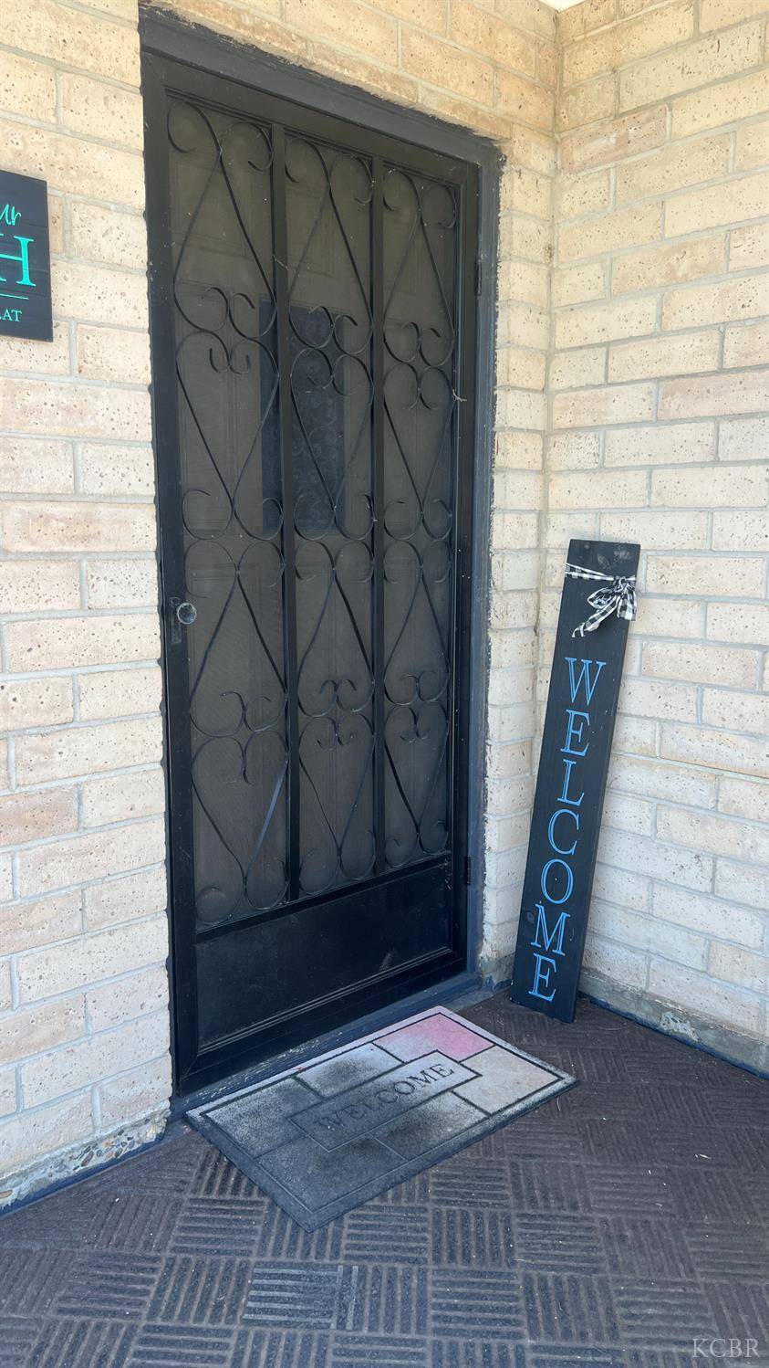 713 E Laguna Ave, Laton, CA 93242